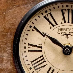 Drevené hodiny s ciferníkom v štýle upcycle detail